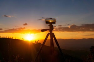 Mobil na statíve pri západe slnka