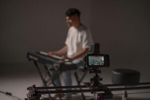 Hudobníka natáča kamera na slide